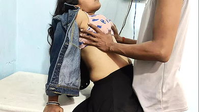 Amma Ko Table Par Leta ke Jabr-dast Pela