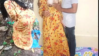 Ajnabi ladka pani Peene ke bahana karke khet me kam kar rahi didi ko gharme jake chut mari