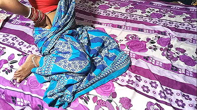 Dost Ki Maa Ne Peeth Malish ke Bahane Se Choot Chudai Sex