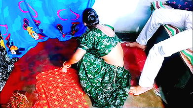 Very Hot Kaamwali Bai ko akele dekh kr Malik ne chod dala. Indian Malik found his maid ass cleavage naked that made him crazy Fu