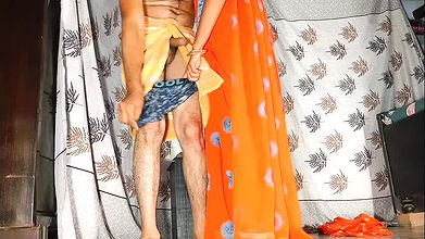 Komal ke best friend ne birthday par sarees gift Diya aur badle me thukai