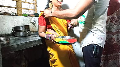 HOLI Par Sexy Bhabhi ko Color Lagakar Kitchen Stand Par Khood Choda