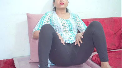 Solo Porn- Girlfriend ne Video Call par gand me ungli dali Doggy Position me