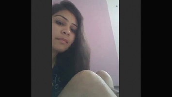 DESI GIRL SHOWING HER TIGHT PUSSY