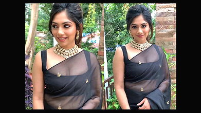 Insta Milf Roshni Vineeth Hot Transparent Cleavage