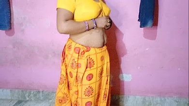 Desi maa ne saree utar kar bengan dalke chut ka pani nikal