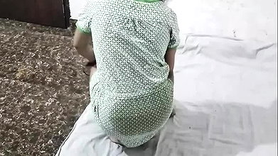 Nahati hui step sister ko bathroom me jakar pel diya