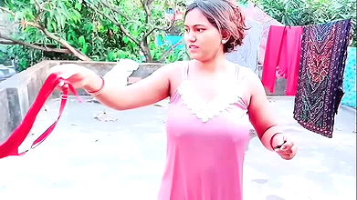 Sister-in-law put color while bathing, enter the bathroom