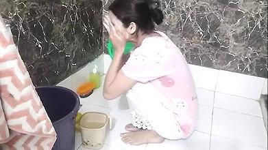 Step sister ko nahate samye chod diya
