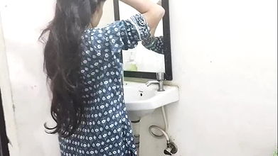Step sister ko bathroom me pakad ke chod diya