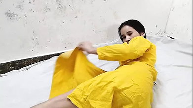 Soyi hui step sister ko paise dekar jabar dasti chod diya