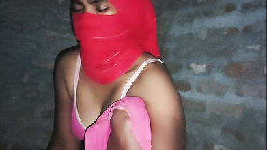 Dēśi inḍiẏāna pāñjābi mēẏē sakālē tāra prāktana premikēra sāthē cōdācudi karachē