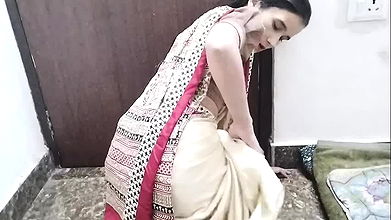 Chachi ko saari pahana kar jabar dasti choda