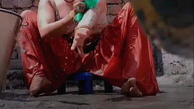 Desi hot sexy bhabhi’s bathing MMS video leaked