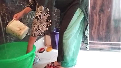 Muslim girl ko paise dekar bathroom me jabar dasti choda