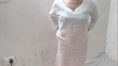 Ghar me akeli baithi step sister ko jabar dasti pel diya