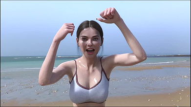 A Relaxing Handjob by Mom’s Friend Julie in Beach