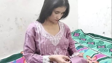 Desi hot aunty ko saman dene ke bahane chod diya