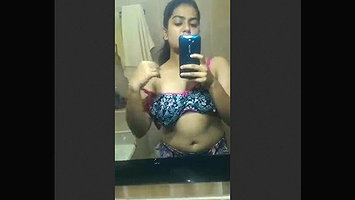 Sexy Desi Girl Shows Her Boobs