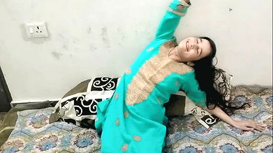 Dost ki stepsister ko gandi video dekhte pakad liya