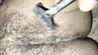 Des Indian wife shaving pusssy