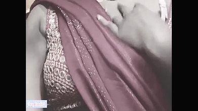 Desi mature aunty open bra