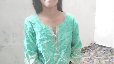 Malik ne naukrani ki beti ko jabar dasti chut mari