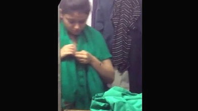 desi girlcaught in changing room