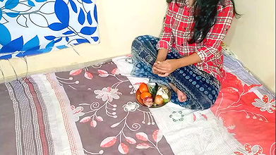 Kamwalibai Ko Choot me Bhindi Chusate Dekha Mailk Ne Fir Use Damki Dekar Choot Mari