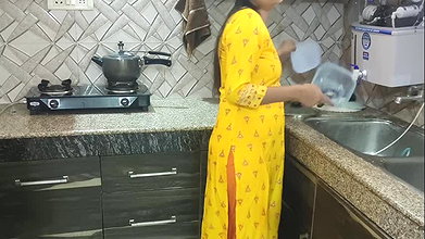 Desi Bhabhi kitchen me khana bana rhi thi tbhi dever ne piche se Li bhabhi ki