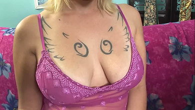 Blonde babe gets her pussy shaved by two midget MILFs before having lesbian sex and squirting