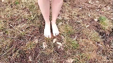 45Sarah Evans Drink her Pee in Public