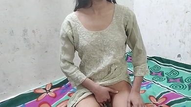 Desi girl ko hotel me paint khol kar chod diya
