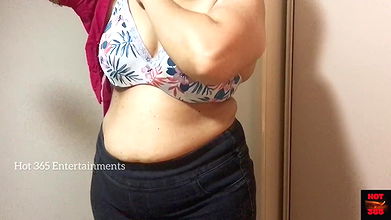 Teacher Changing Saree Blouse – Erotic Show in Bra