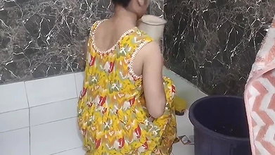 Mother in law ko nahate hue dekh liya mari chut