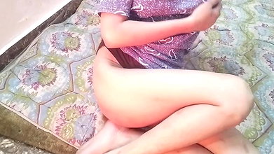 School girl ko jabar dasti doodh daba kar pela