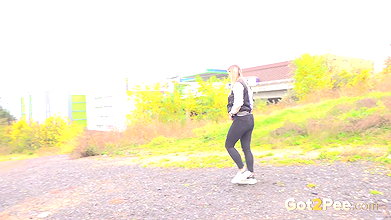 Naomi In Public 1080p Got2Pee