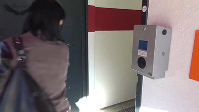 rie Saint Public los gepisst im geilen Wetlook und erwischt
