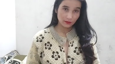 Desi aunty ko nanga karke bathroom me pela