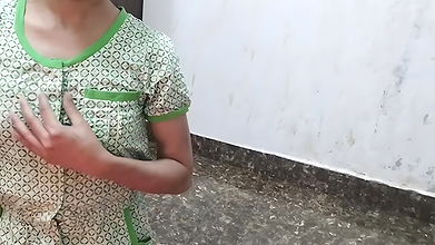 Desi aunty ko saman dene ke bahane pel diya