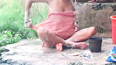 Desi Bhabhi Outdoor Freshng In Morning