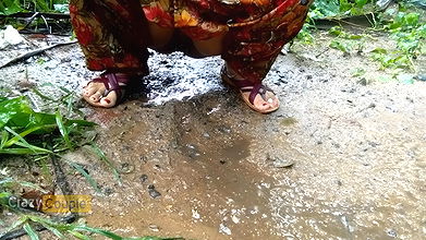 Malkin bhabi pee And sex with nokar in farmhouse bathroom