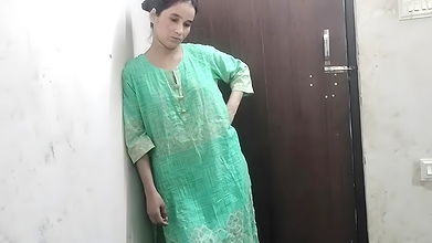 Naukrani ko malik ne paise dekar jabar dasti pela