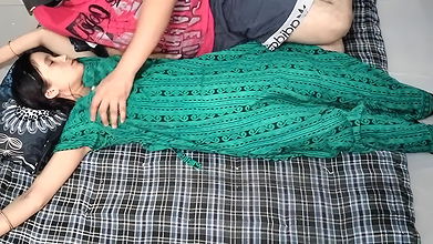 Muslim bhabhi ko chodne ke liye ghar me ghus gya