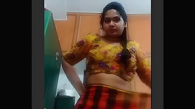 TAMIL SOUTHINDIAN DAM CUTE GIRL SHOWING HER NUDE CLEANING ARM AND PUSSY