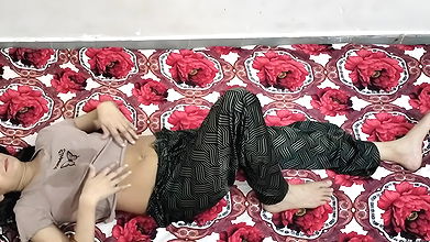 Cute step sister ko akele dekh kar step brother ne chut mari