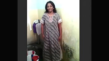 Southindian hard sexy face bhabhi showing her to neighbour vid mms