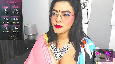 Horny Bhabhi in saree showing her deep cleavage