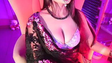 Hot Bhabhi bending show hot deep cleavage in saree