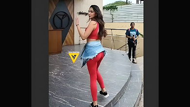 SLUTTY ACTRESS KIARA ADVANI SWAYING HER SEXY ASS